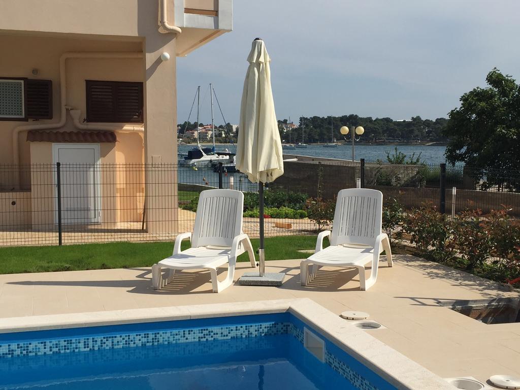 Guest House Punta Grzan ペトルチャネ エクステリア 写真